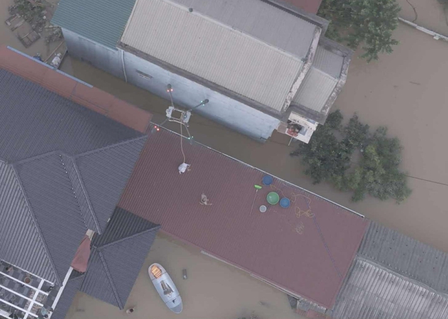 Volunteer drone squad delivers life-saving aid in flood zones in northern Vietnam- Ảnh 5. Volunteer drone squad delivers life-saving aid in flood zones in northern Vietnam- Ảnh 5.
