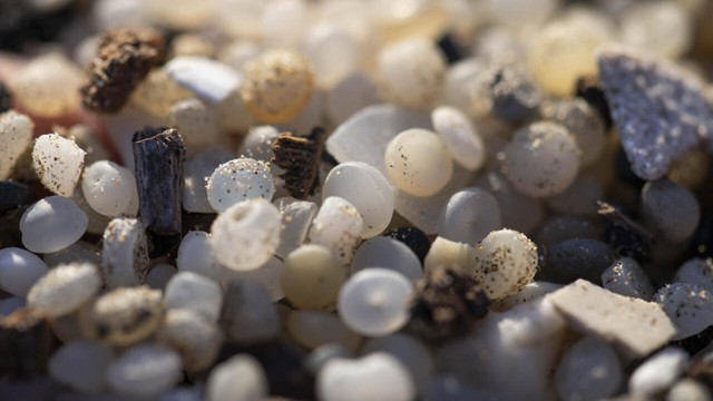 EU aims to curb plastic pollution with new rules targeting nightmare spills of tiny pellets- Ảnh 1. EU aims to curb plastic pollution with new rules targeting nightmare spills of tiny pellets- Ảnh 1.