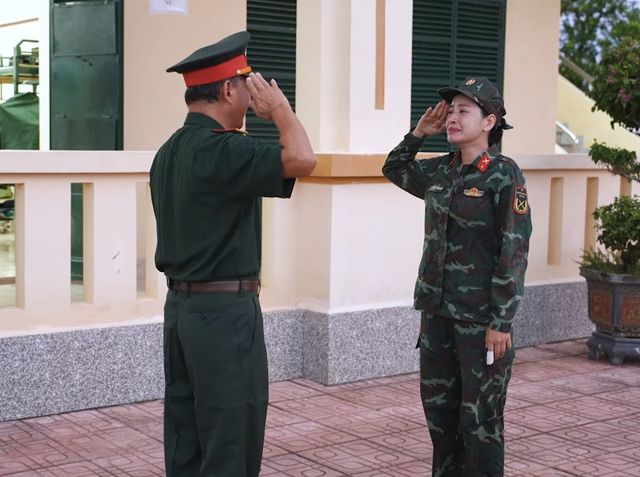 Sao nhập ngũ tập 12: Chi Pu bật khóc vì bố ghé thăm - Ảnh 3. Sao nhập ngũ tập 12: Chi Pu bật khóc khi gặp 'người đặc biệt' tại thao trường - Ảnh 4.