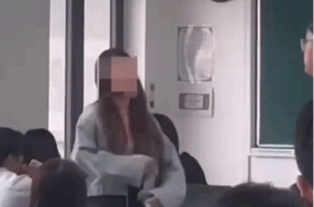 Hanoi university student apologizes after argument with lecturer over noodle eating in class goes viral- Ảnh 1. Hanoi university student apologizes after argument with lecturer over noodle eating in class goes viral- Ảnh 1.