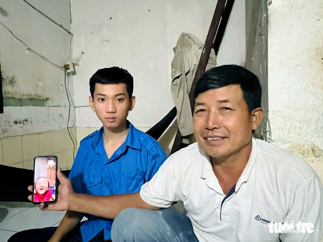 Trúng tuyển, nam sinh viên đi… phụ hồ, và ‘ông Bụt’ hiện ra với 10 triệu đồng: Đóng học phí đi con! - Ảnh 13.