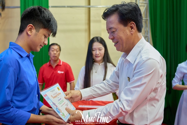 Xúc động trước những ước mơ giản dị của học trò Thanh Hoá sau ngày mưa bão - Ảnh 1.