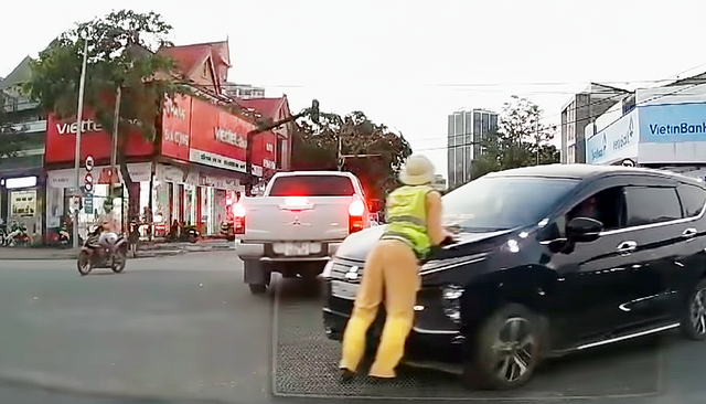 Police officer hit by car while directing traffic in Vietnam’s Nghe An- Ảnh 1. Police officer hit by car while directing traffic in Vietnam’s Nghe An- Ảnh 1.