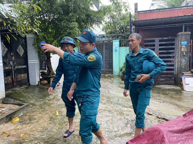 Vietnam's Military Region 5 mobilizes armored vehicles, speedboats, full personnel for storm Fengshen response- Ảnh 4.