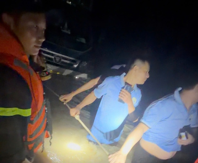 Firefighters rescue 127 people trapped by floodwaters in Ho Chi Minh City- Ảnh 3.