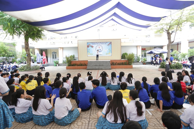 Câu lạc bộ Sol guitar Trường THPT Lê Trọng Tấn khuấy động giờ ra chơi- Ảnh 1. Câu lạc bộ Sol guitar Trường THPT Lê Trọng Tấn khuấy động giờ ra chơi- Ảnh 1.
