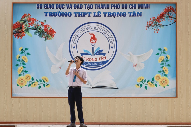 Câu lạc bộ Sol guitar Trường THPT Lê Trọng Tấn khuấy động giờ ra chơi- Ảnh 2. Câu lạc bộ Sol guitar Trường THPT Lê Trọng Tấn khuấy động giờ ra chơi- Ảnh 2.