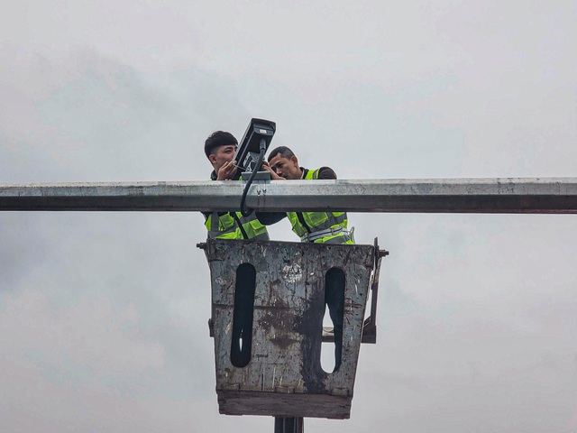 Hanoi installs 1,873 AI cameras to enforce traffic rules - Ảnh 1. Hanoi installs 1,873 AI cameras to enforce traffic rules - Ảnh 1.