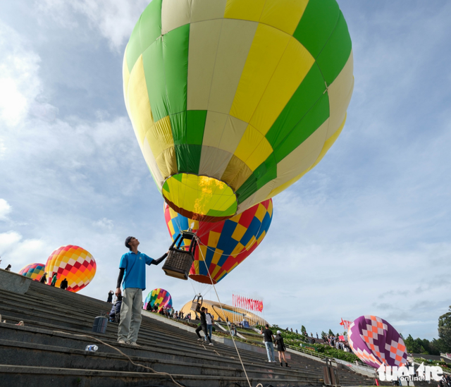 Colorful hot-air balloons light up Xuan Huong Lake in Vietnam’s Lam Dong
- Ảnh 6. Colorful hot-air balloons light up Xuan Huong Lake in Vietnam’s Lam Dong
- Ảnh 6.