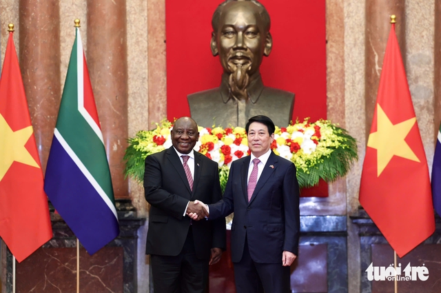Vietnam's state president hosts welcome ceremony for South African counterpart- Ảnh 3. Vietnam's state president hosts welcome ceremony for South African counterpart- Ảnh 3.