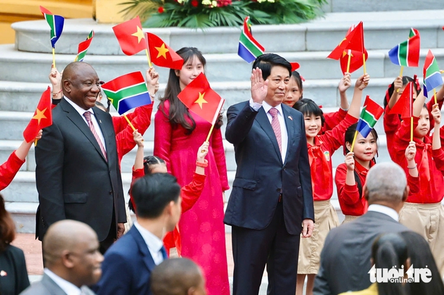 Vietnam's state president hosts welcome ceremony for South African counterpart- Ảnh 6. Vietnam's state president hosts welcome ceremony for South African counterpart- Ảnh 6.