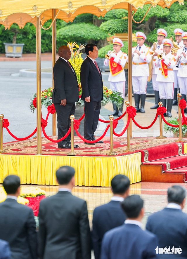 Vietnam's state president hosts welcome ceremony for South African counterpart- Ảnh 7. Vietnam's state president hosts welcome ceremony for South African counterpart- Ảnh 7.
