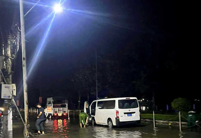 2 children killed by suspected electrical leak at flooded park in Vietnam’s Can Tho- Ảnh 1. 2 children killed by suspected electrical leak at flooded park in Vietnam’s Can Tho- Ảnh 1.