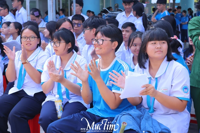 Bữa tiệc âm nhạc đầy màu sắc của học trò Trường THPT Linh Trung - Ảnh 8.