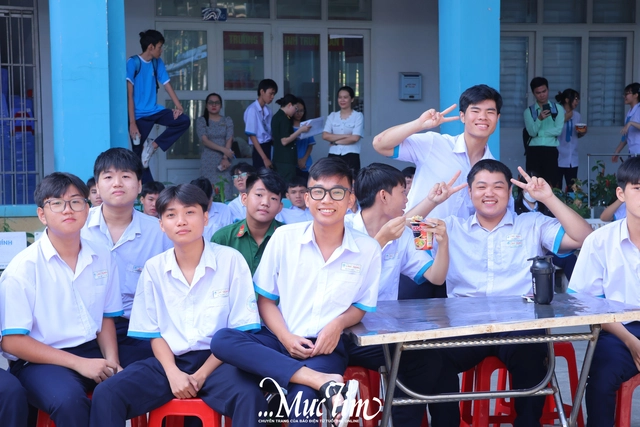 Bữa tiệc âm nhạc đầy màu sắc của học trò Trường THPT Linh Trung - Ảnh 9.