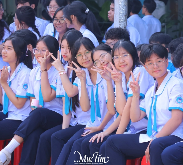 Bữa tiệc âm nhạc đầy màu sắc của học trò Trường THPT Linh Trung - Ảnh 10.