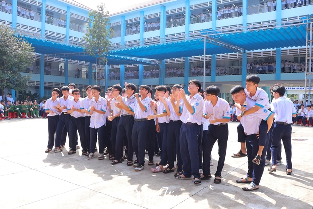 Bữa tiệc âm nhạc đầy màu sắc của học trò Trường THPT Linh Trung - Ảnh 12.