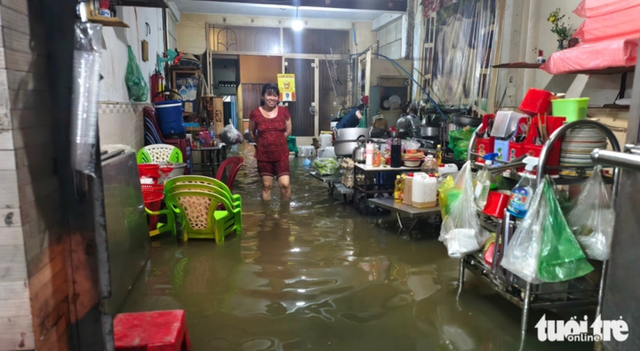 High tides turn Ho Chi Minh City streets into rivers  - Ảnh 1.