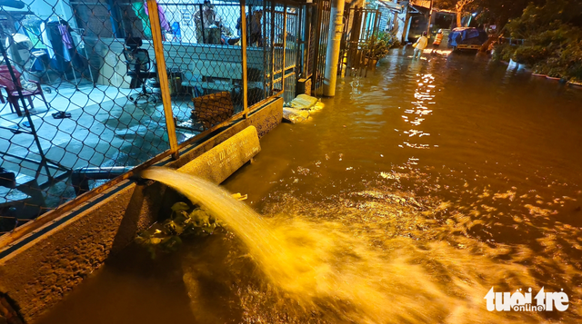 High tides turn Ho Chi Minh City streets into rivers  - Ảnh 3.