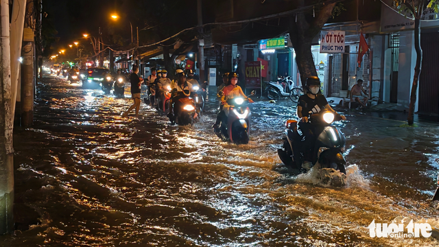 High tides turn Ho Chi Minh City streets into rivers  - Ảnh 4.