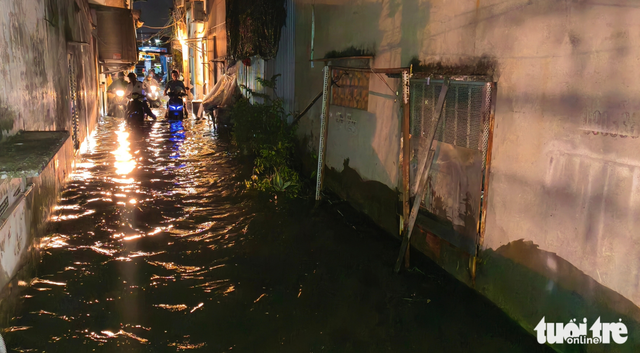 High tides turn Ho Chi Minh City streets into rivers  - Ảnh 5.