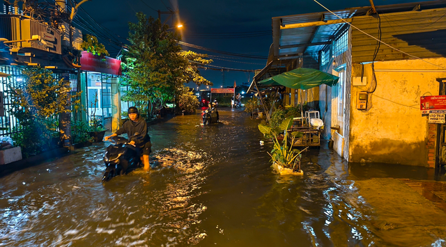High tides turn Ho Chi Minh City streets into rivers  - Ảnh 6.