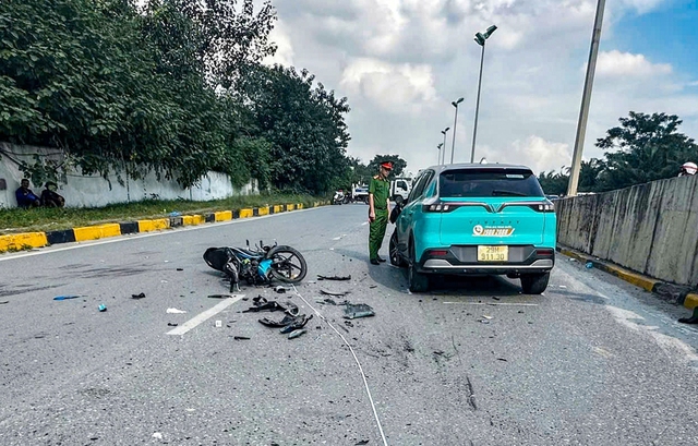 Hanoi cabby drives against traffic to avoid flooded road, causes motorcyclist death- Ảnh 1.