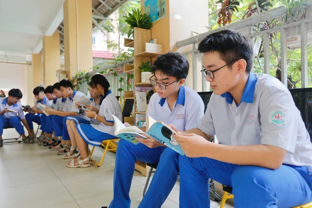 Góc đọc sách cực chill của teen Trường THPT Bình Chiểu giờ ra chơi- Ảnh 1. Góc đọc sách cực chill của teen Trường THPT Bình Chiểu giờ ra chơi- Ảnh 1.