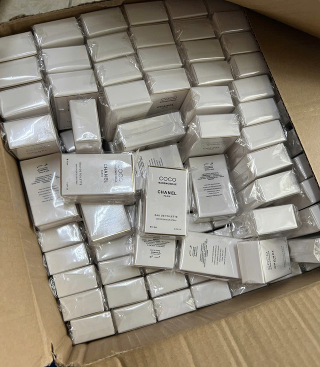 Ho Chi Minh City police bust counterfeit perfume ring, seize nearly 20,000 bottles of luxury fragrances  - Ảnh 1.