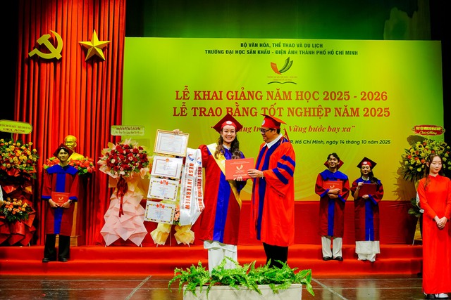Cô bạn gen Z Đồng Nai trở thành thủ khoa kép Trường đại học Sân khấu - Điện ảnh TP.HCM- Ảnh 1. Cô bạn gen Z Đồng Nai trở thành thủ khoa kép Trường đại học Sân khấu - Điện ảnh TP.HCM- Ảnh 1.