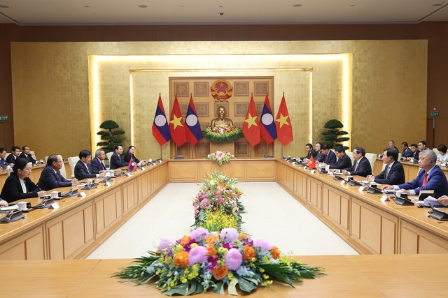 Top Lao leader visits Vietnam for Hanoi Convention signing ceremony - Ảnh 3.