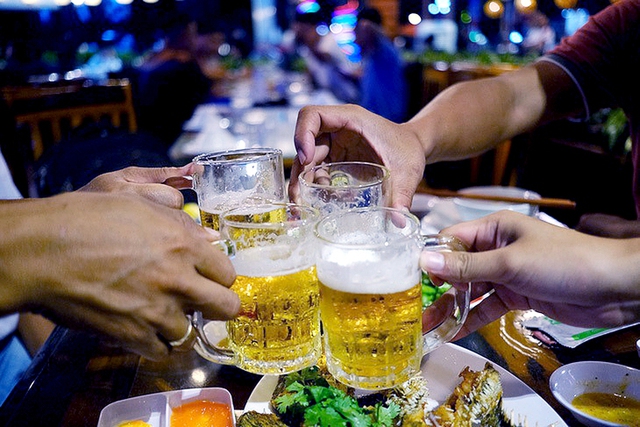After-work drinks in Vietnam: A social ritual or a risky habit?- Ảnh 1.