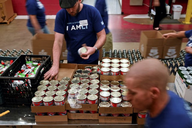 US food banks brace for surge as shutdown threatens benefits- Ảnh 1. US food banks brace for surge as shutdown threatens benefits- Ảnh 1.