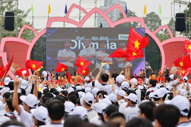 Học trò Đồng Tháp cổ vũ Nhựt Lam chinh phục Đường lên đỉnh Olympia 2025- Ảnh 2. Học trò Đồng Tháp cổ vũ Nhựt Lam chinh phục Đường lên đỉnh Olympia 2025- Ảnh 2.