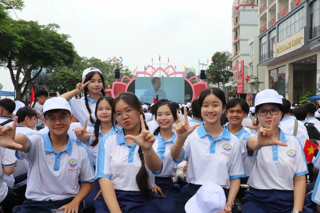Học trò Đồng Tháp cổ vũ Nhựt Lam chinh phục Đường lên đỉnh Olympia 2025- Ảnh 3. Học trò Đồng Tháp cổ vũ Nhựt Lam chinh phục Đường lên đỉnh Olympia 2025- Ảnh 3.