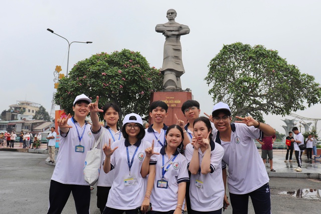 Học trò Đồng Tháp cổ vũ Nhựt Lam chinh phục Đường lên đỉnh Olympia 2025- Ảnh 5. Học trò Đồng Tháp cổ vũ Nhựt Lam chinh phục Đường lên đỉnh Olympia 2025- Ảnh 5.