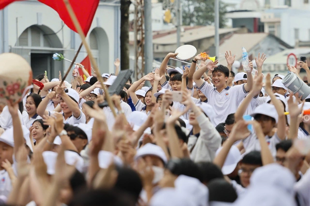 Học trò Đồng Tháp cổ vũ Nhựt Lam chinh phục Đường lên đỉnh Olympia 2025- Ảnh 1. Học trò Đồng Tháp cổ vũ Nhựt Lam chinh phục Đường lên đỉnh Olympia 2025- Ảnh 1.