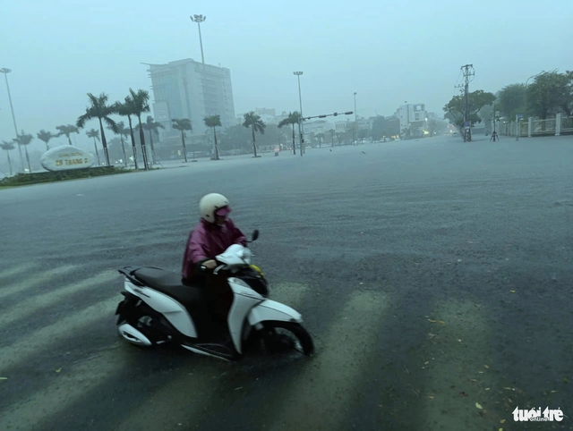 Da Nang schools allowed to suspend classes due to heavy rain, flooding - Ảnh 2.