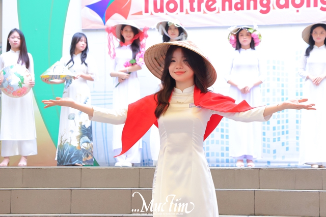 Nét duyên dáng của nữ sinh Trường THPT Dương Văn Thì trong tà áo dài trắng tinh khôi - Ảnh 3.