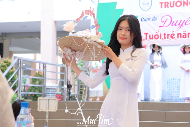 Nét duyên dáng của nữ sinh Trường THPT Dương Văn Thì trong tà áo dài trắng tinh khôi - Ảnh 4.
