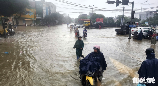 Heavy rain exceeding 1,300mm floods Vietnam’s Hue
- Ảnh 3. Heavy rain exceeding 1,300mm floods Vietnam’s Hue
- Ảnh 3.