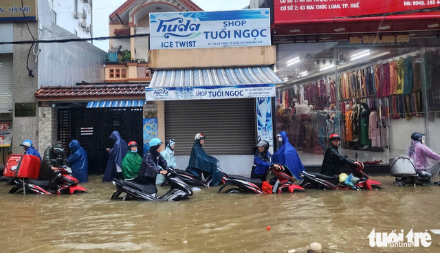 Heavy rain exceeding 1,300mm floods Vietnam’s Hue
- Ảnh 1. Heavy rain exceeding 1,300mm floods Vietnam’s Hue
- Ảnh 1.