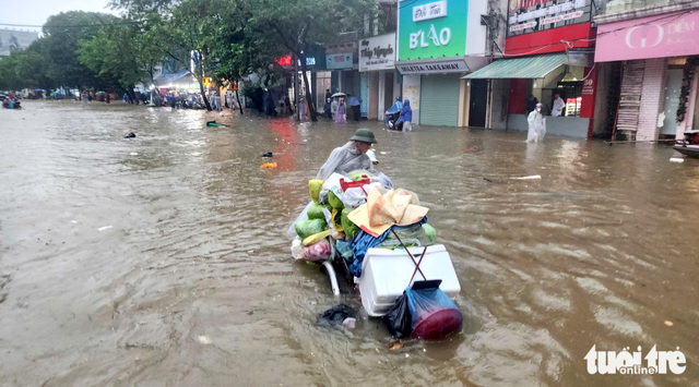 Heavy rain exceeding 1,300mm floods Vietnam’s Hue
- Ảnh 2. Heavy rain exceeding 1,300mm floods Vietnam’s Hue
- Ảnh 2.