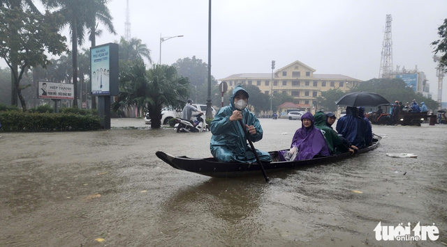 Heavy rain exceeding 1,300mm floods Vietnam’s Hue
- Ảnh 4. Heavy rain exceeding 1,300mm floods Vietnam’s Hue
- Ảnh 4.