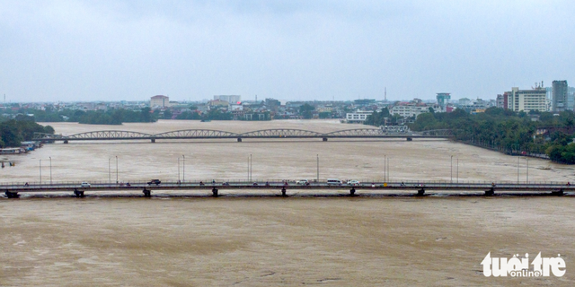 Heavy rain exceeding 1,300mm floods Vietnam’s Hue
- Ảnh 5. Heavy rain exceeding 1,300mm floods Vietnam’s Hue
- Ảnh 5.