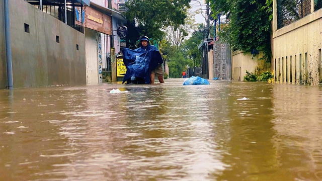 Da Nang schools allowed to suspend classes due to heavy rain, flooding - Ảnh 3.