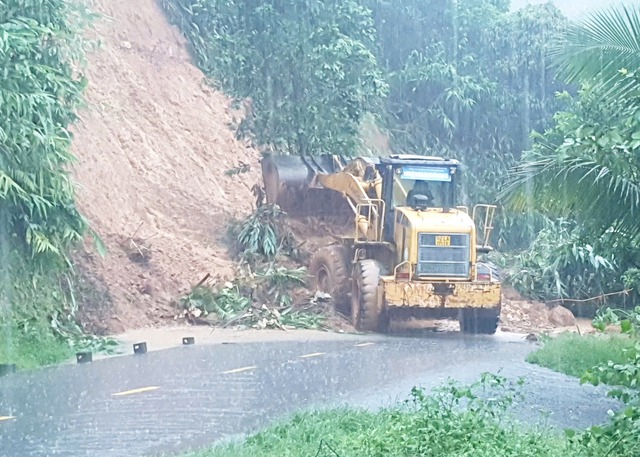 Da Nang schools allowed to suspend classes due to heavy rain, flooding - Ảnh 1.