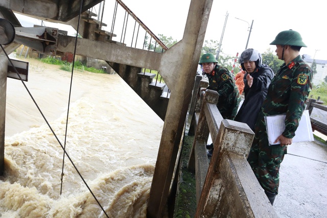 Nearly 100 soldiers clear debris to prevent overflow at Da Nang spillway- Ảnh 2.