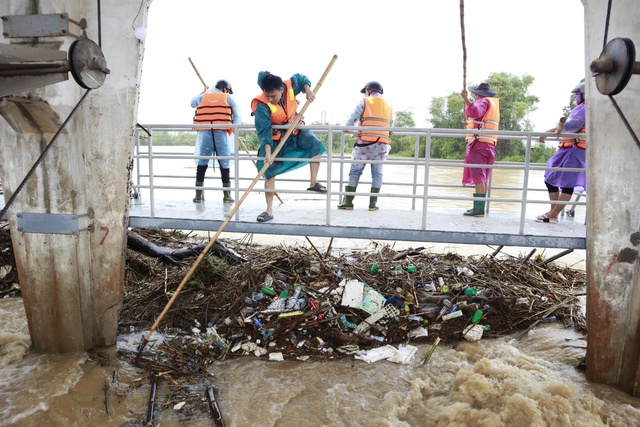 Nearly 100 soldiers clear debris to prevent overflow at Da Nang spillway- Ảnh 1.