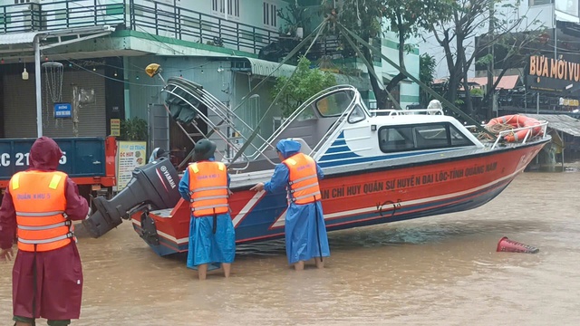 Nearly 100 soldiers clear debris to prevent overflow at Da Nang spillway- Ảnh 3.